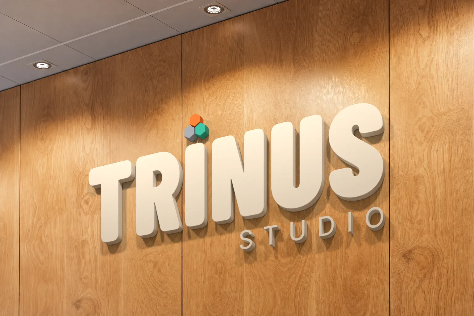 Letreiro da TRINUS STUDIO em letras brancas sobre parede de madeira