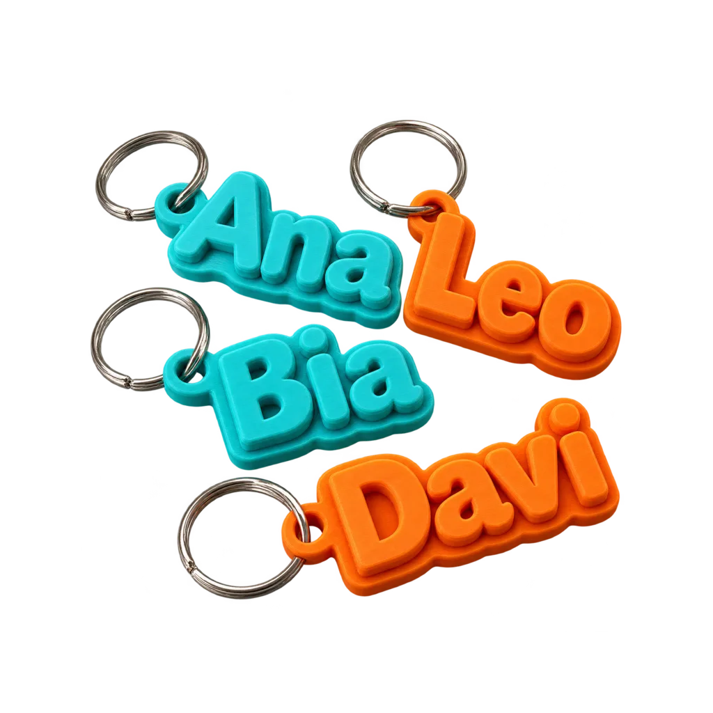 Quatro chaveiros com os nomes Ana, Leo, Bia e Davi