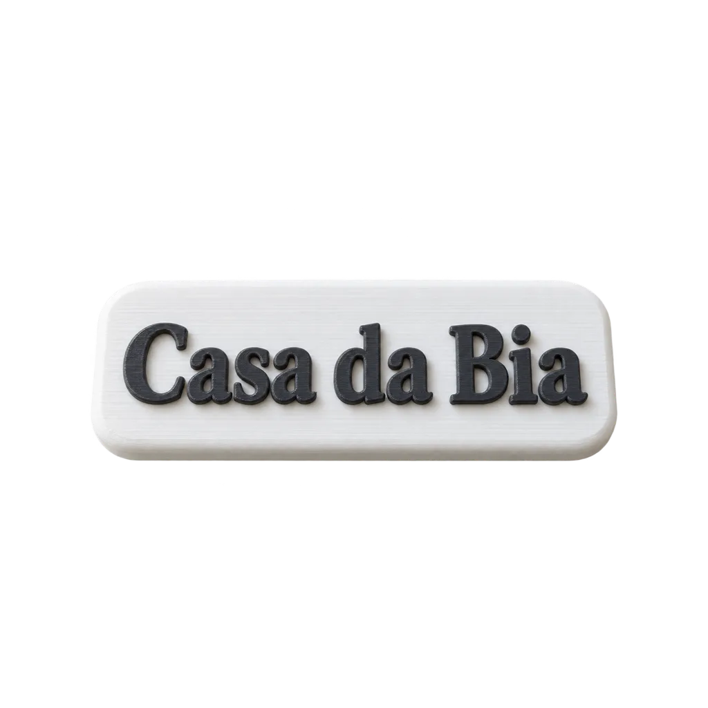 Placa branca com o texto Casa da Bia em relevo grafite